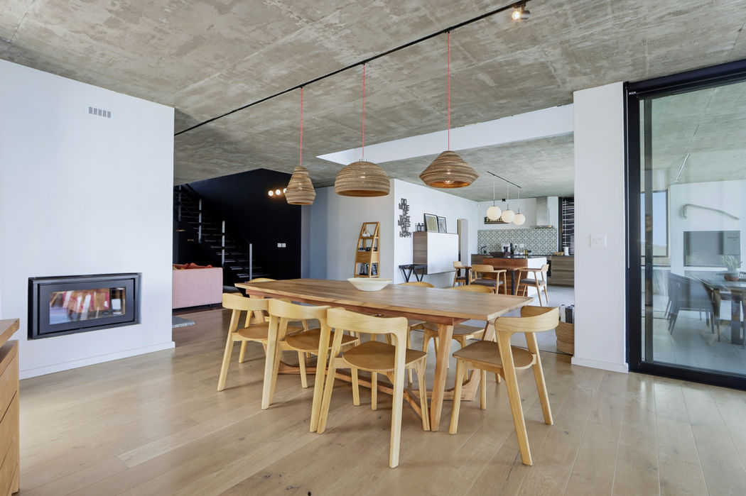 Offener Essbereich mit Designmöbeln in hochwertiger Immobilienfotografie