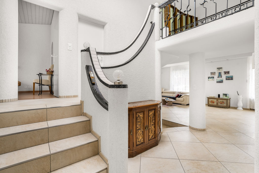 Heller Eingangsbereich mit Treppe und Galerie – professionelle Immobilienfotos von Reck Immomedia in Biberach und Laupheim.