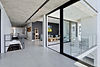 Moderner Flur mit Galerie und Glasfront – professionelle Immobilienfotografie