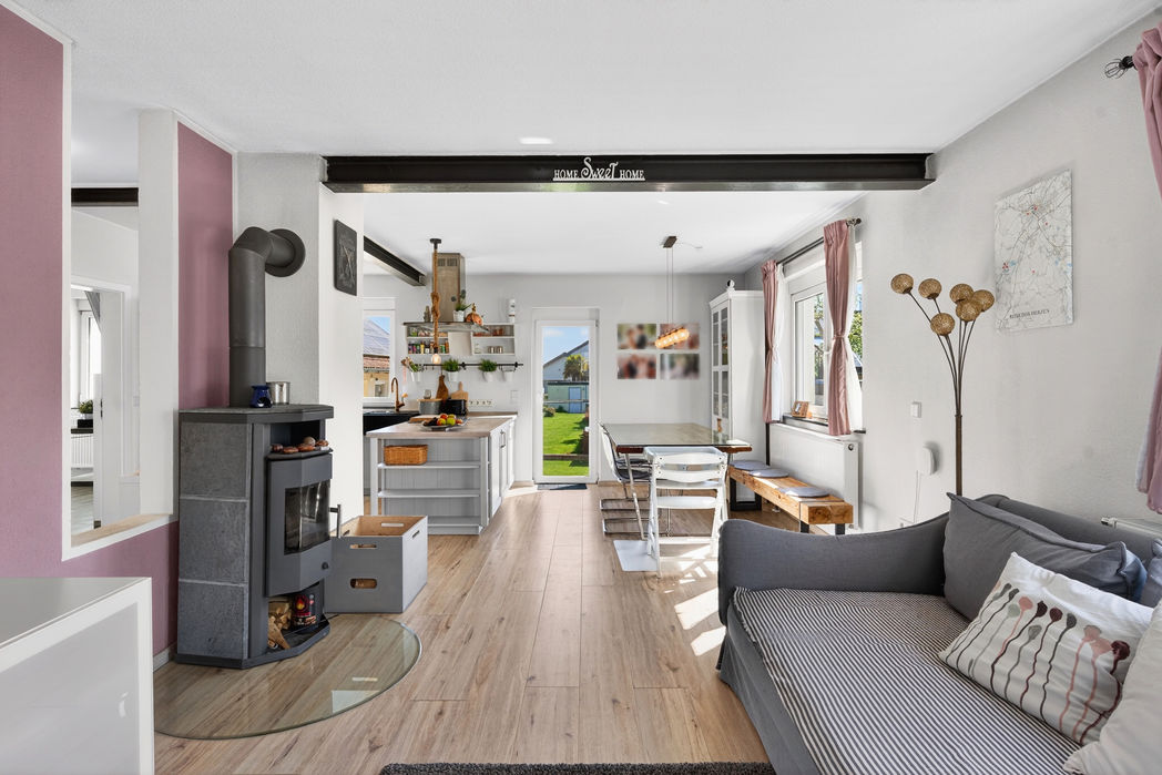 Offener Wohnbereich mit Küche, hochwertige Immobilienfotografie