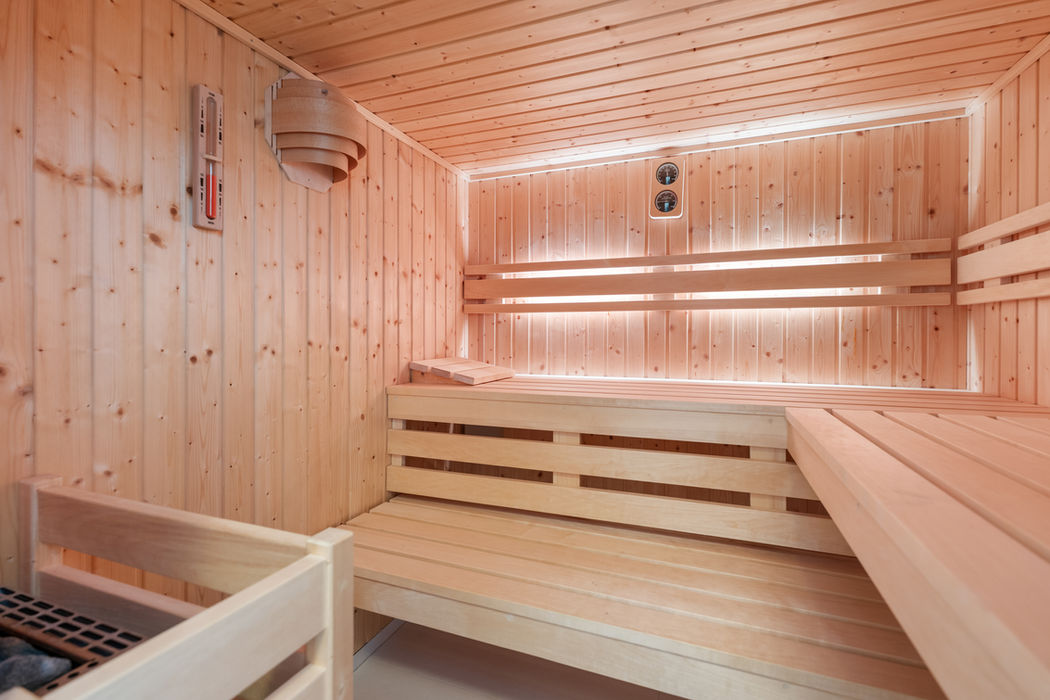 Holzsauna im Innenbereich, moderner Wellnessraum
