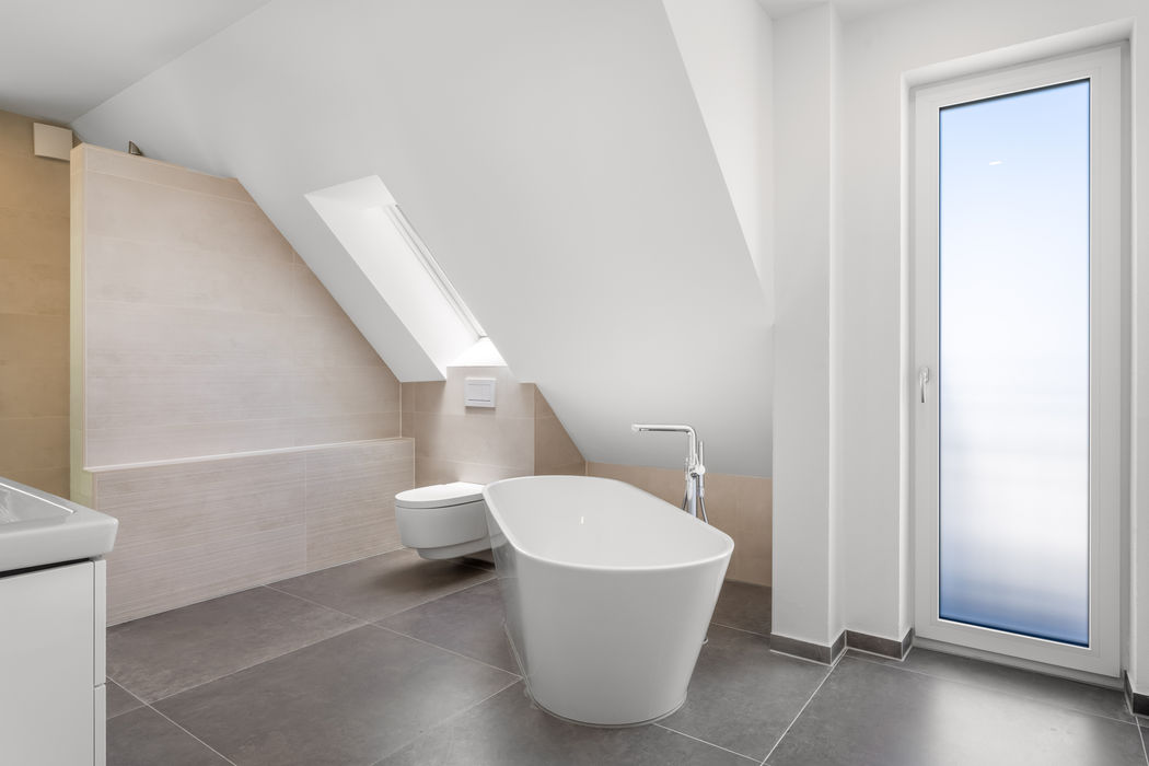 Modernes Badezimmer mit freistehender Badewanne – Immobilienfotograf Reck Immomedia für Laupheim, Biberach und Ulm.