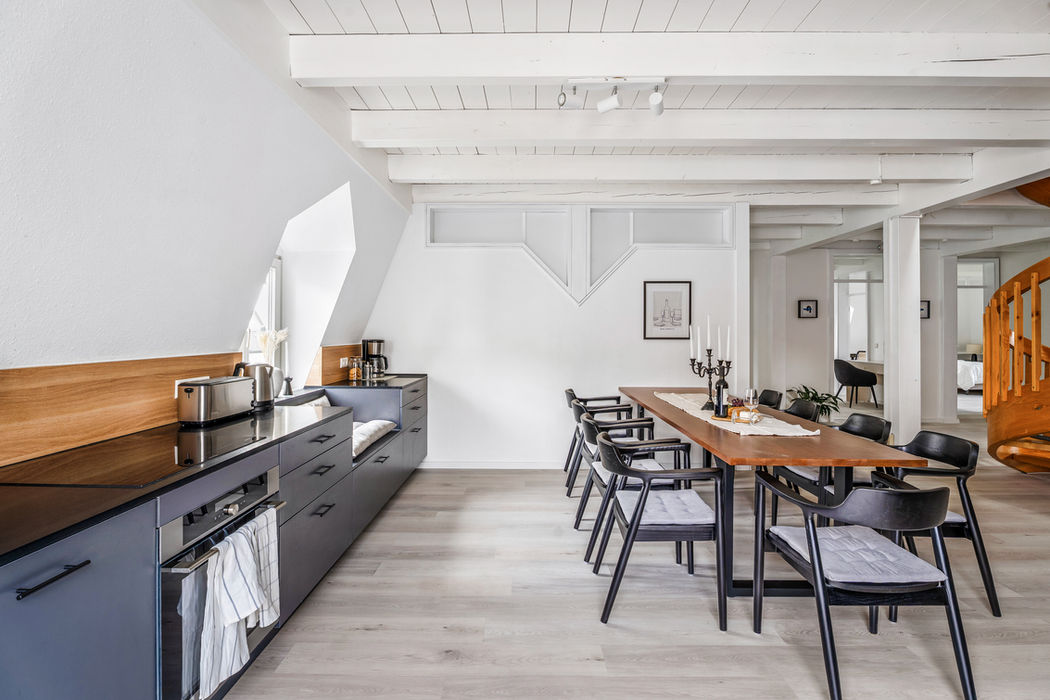 Küche mit angrenzendem Essbereich und Holzbalken