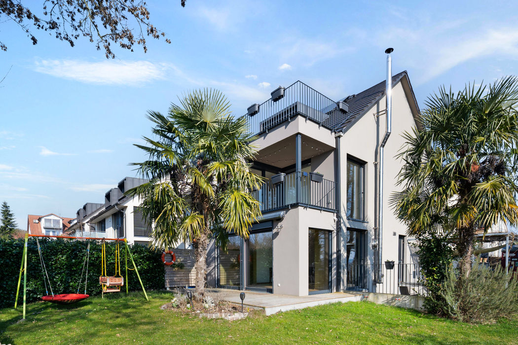 Modernes Wohnhaus mit Garten und Balkon – professionelle Immobilienfotografie von Reck Immomedia in Laupheim und Biberach.