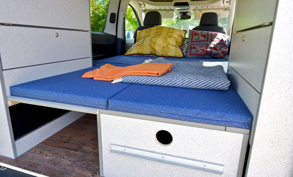 Im Caddy schlafen: einfach möglich mit unserem modularen Campingausbau.