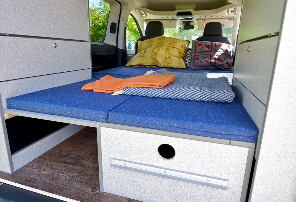 Schlafen und Campen im Toyota Proace City. Viel Platz bietet das Bett des Mini-Wohnmobils