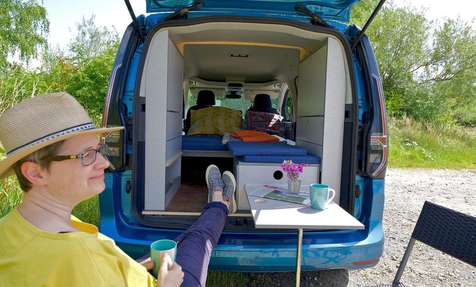 Van Camping Ausbau. Hier für VW Caddy. Mit gemütlicher Sitzgelegenheit im Freien