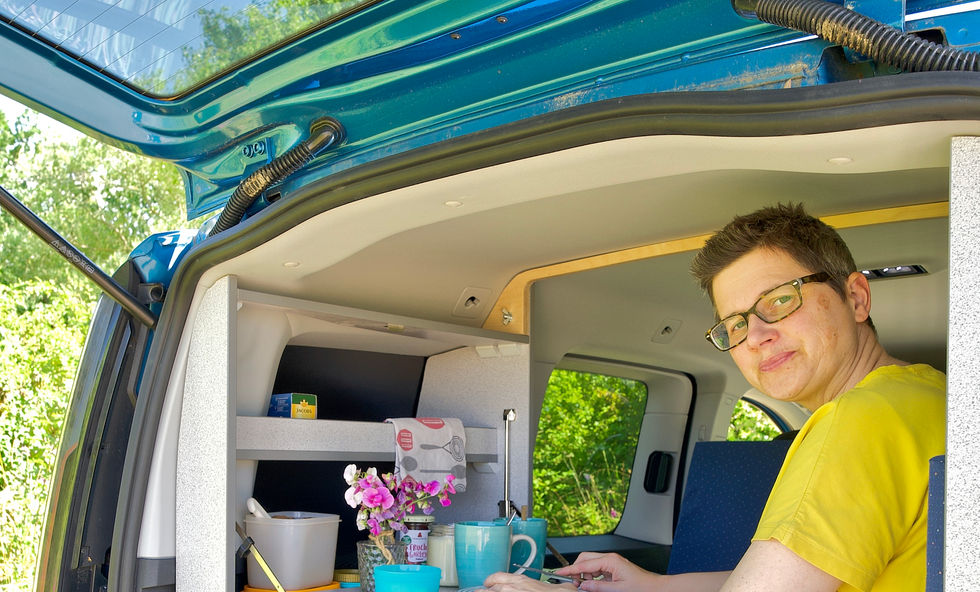 Sie möchten einen Campervan kaufen? Rüsten Sie mit unserer modularen Einrichtung einfach Ihren Caddy oder Caddy Maxi um.