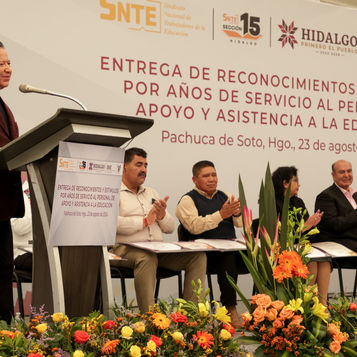 Reconoce gobierno estatal a personal de apoyo y asistencia a la educación por años de servicio