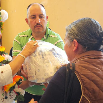Sin intermediarios, Edda Vite entrega apoyos a comunidades afectadas por lluvias en Tlahuiltepa