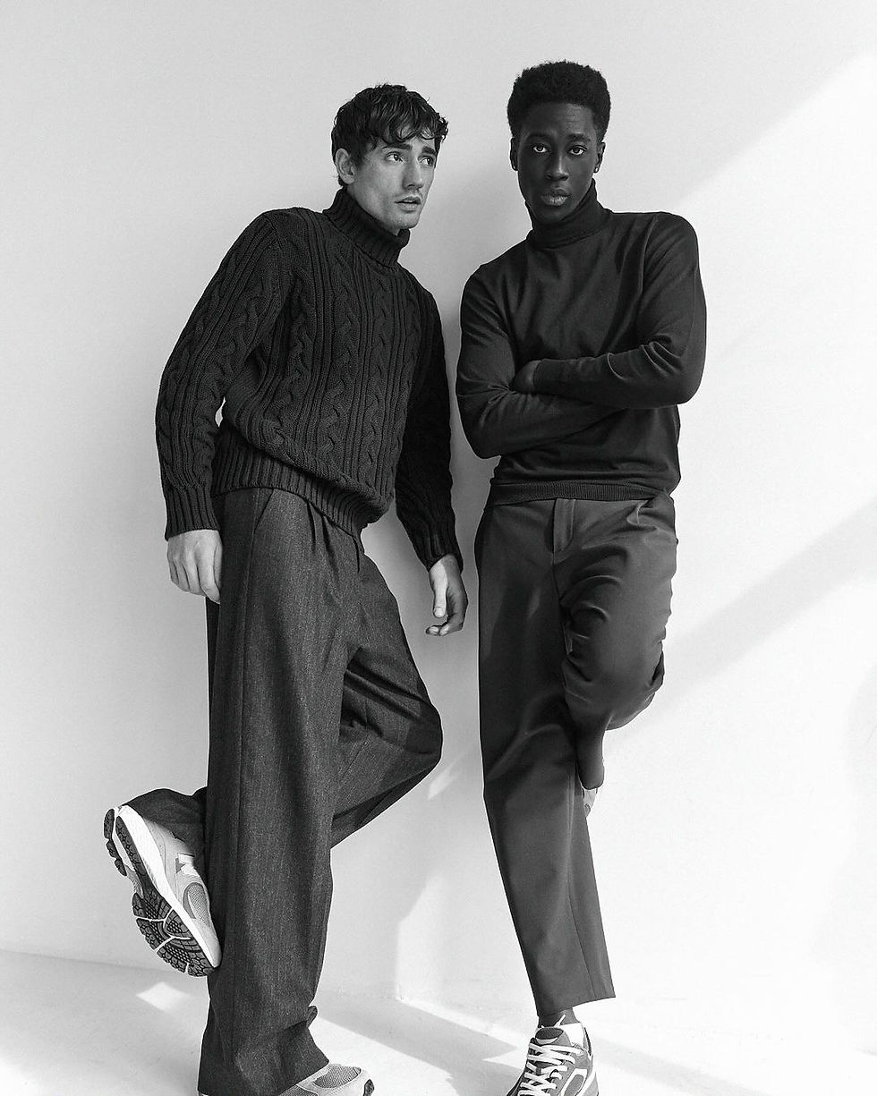 Zwei Models posieren für eine Fashionkampagne