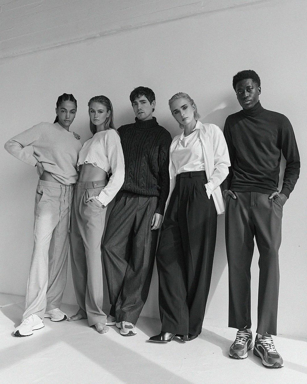 Fünf Models posieren für eine Fashionkampagne