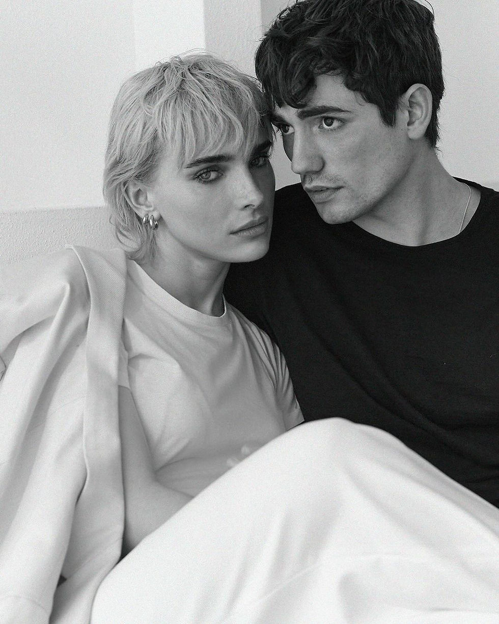 Zwei Models posieren für eine Fashionkampagne