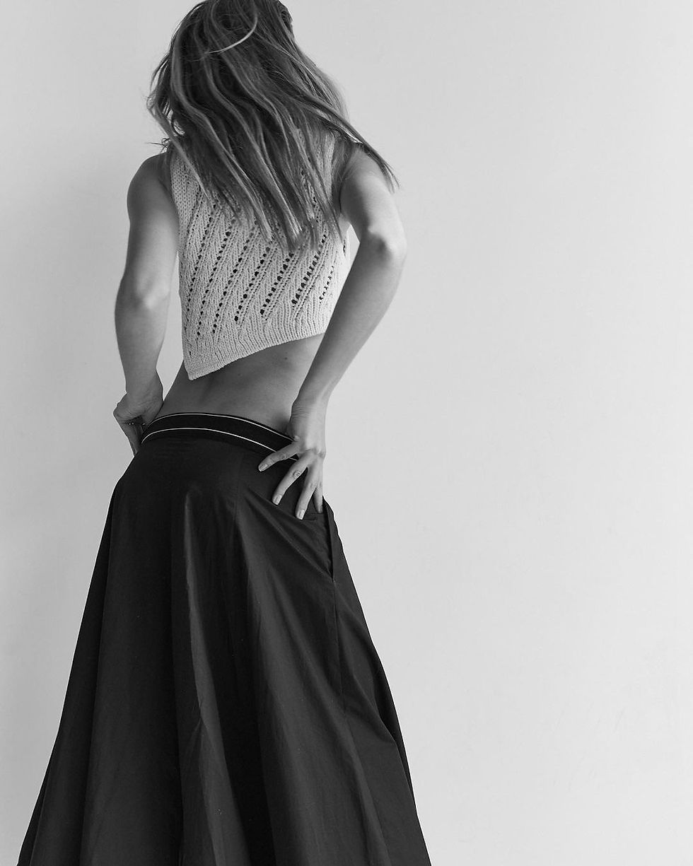 Ein Model posieren für eine Fashionkampagne