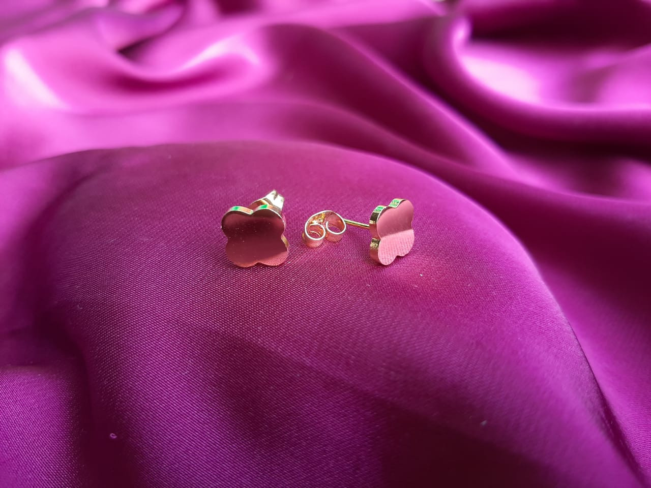 Gold clover leaf earring