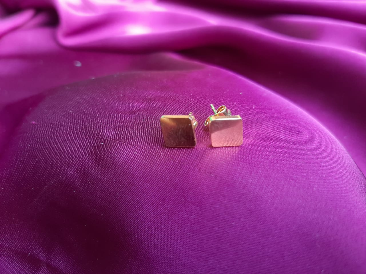 Gold rhombus earring
