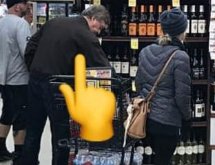 Listo para el super bowl , para no perder su estilo y forma de hablar, comprando su tonico, se lo me
