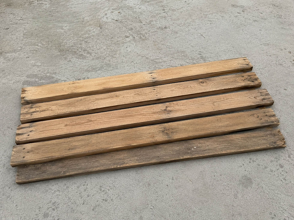Démontage d'une palette en bois pour créer un décor photo
