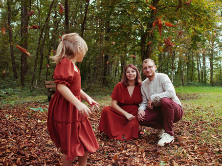 Comment choisir sa tenue pour une séance photo ? Le guide complet (Grossesse, Famille, Couple et Portrait)
