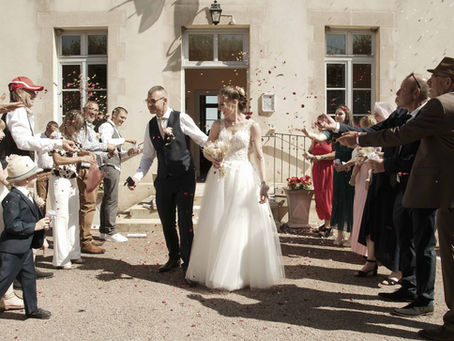 Mariés sortant de la cérémonie lors d'un mariage en Bourgogne photographié par NJ Photographe