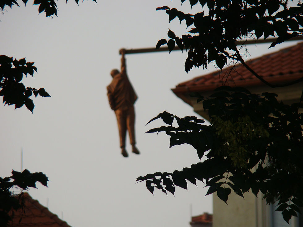 estatua pendurada