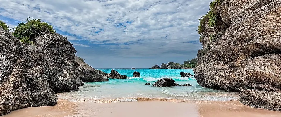 bermuda-turquoise-beach-and-pink-sand.webp