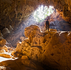 Höhle mit Entdecker