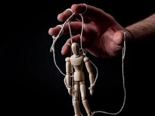 Subtile Manipulation im Business – Wie du leise Machtspiele erkennst