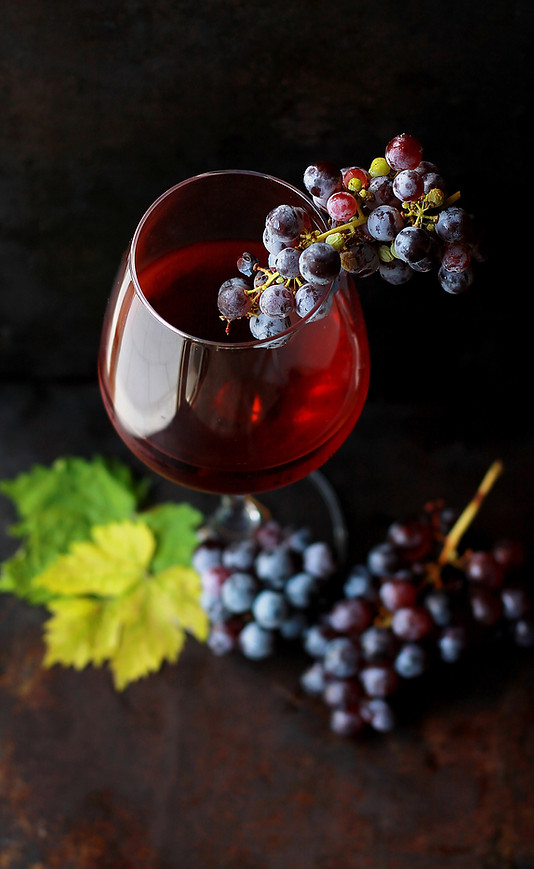 Georgian wine and grape in the glass - Vitlenwine