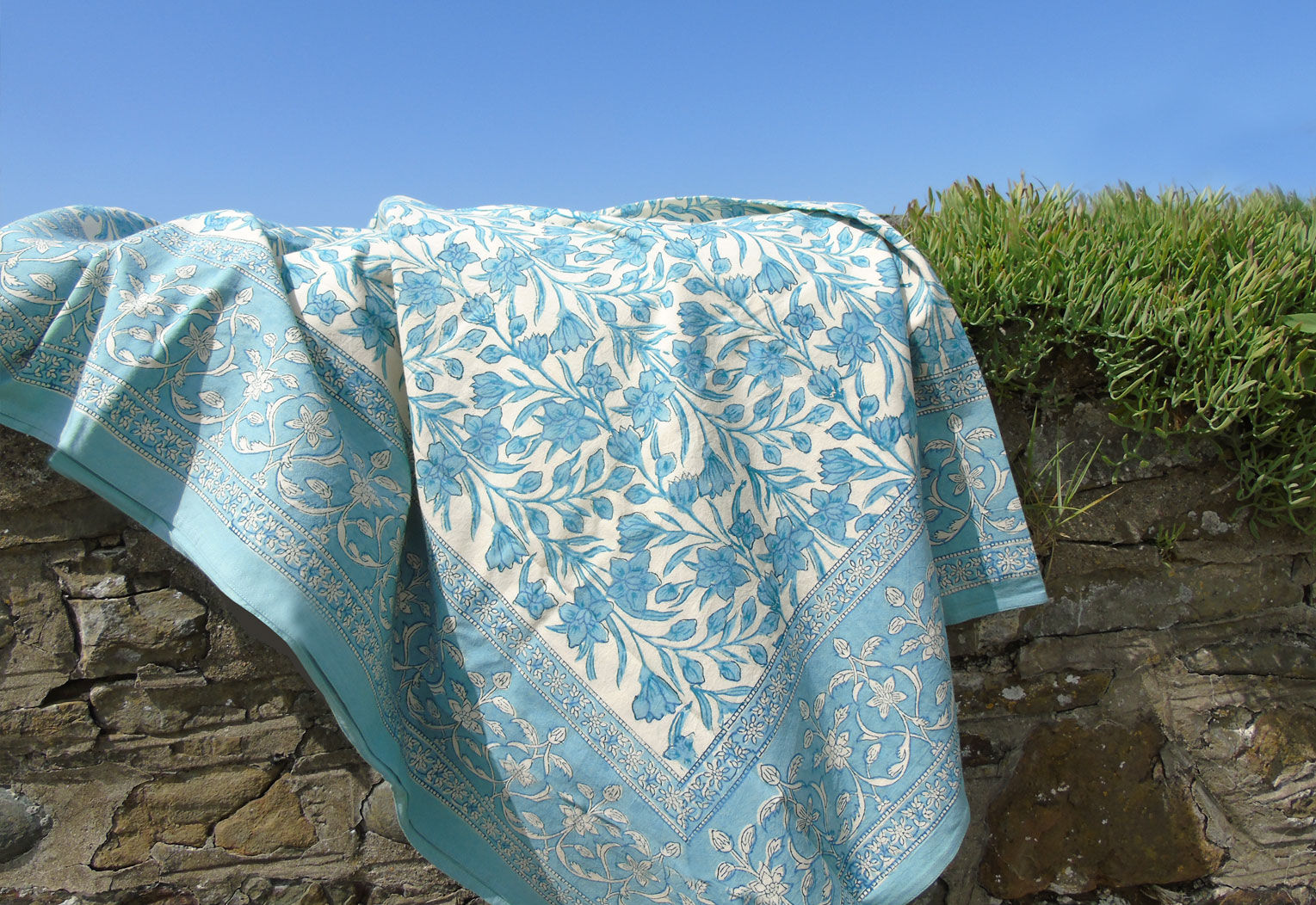 Tablecloths Square - 'Singing the Blues'