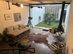 SALA COM LAREIRA E JARDIM