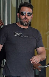 Ben Affleck's Wedding Ring Back On !