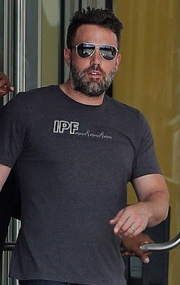 Ben Affleck's Wedding Ring Back On !