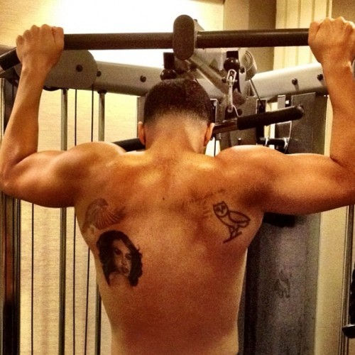 drake-shirtless-e1326563304174.jpg