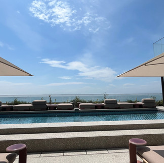 Casa CABaN HAYAMAのプールテラス。海の水平線と空が溶け合う景色が、空間全体の価値を高めている。