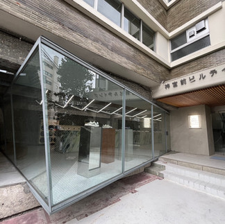 ガラス張りのファサードとエントランス。街に開かれた空間として設計されたMaison MIHARA YASUHIRO JINGUMAE BUILDING。