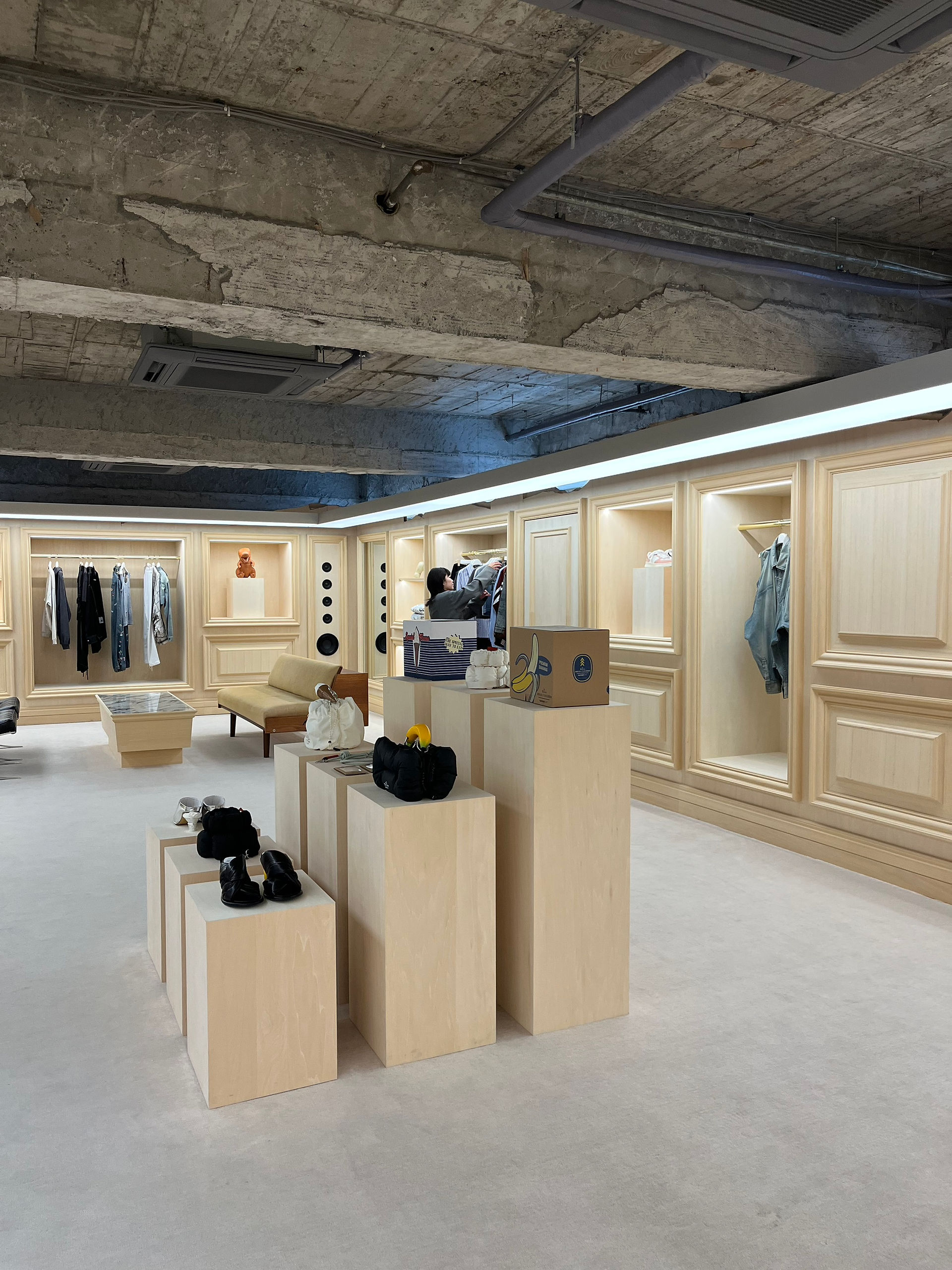 木目を基調とした展示空間。ホテルのような雰囲気が広がるMaison MIHARA YASUHIRO JINGUMAE BUILDINGの内装。