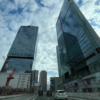 都心再開発で建設された高層ビル群。超一等地に建つ大型ビルが並ぶ都市景観。