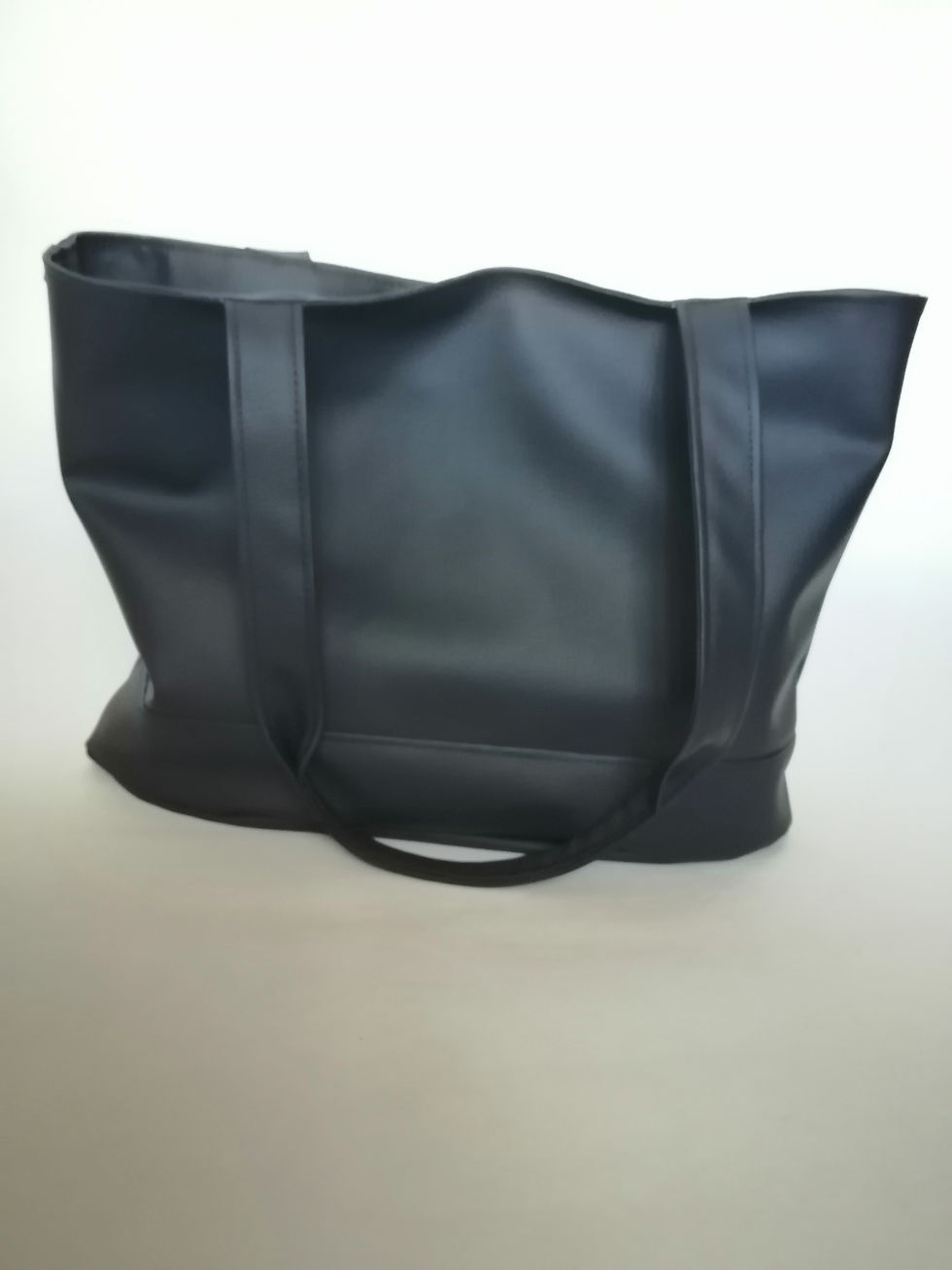 Le Grace, modèle présenté en simili cuir bleu marine, 80€