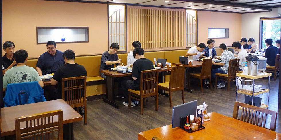 稲庭うどんを食べる様子