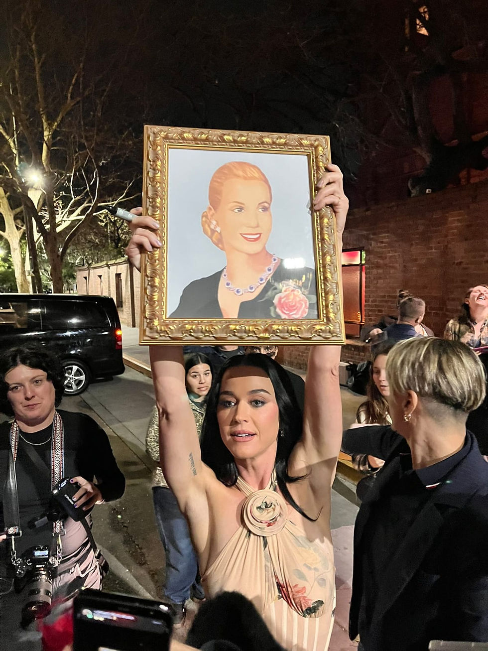 Katy Perry levanta un cuadro de Eva Perón en Buenos Aires: ¿señal divina para el peronismo?