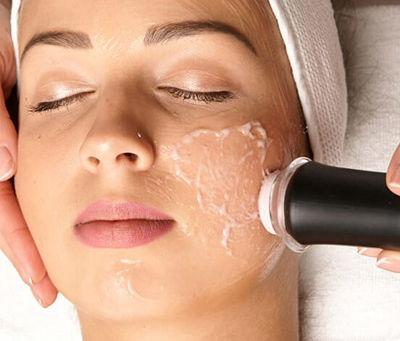 هل علاجات الوجه باستخدام أوكسجينيو آمنة للبشرة الداكنة؟