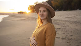Femme enceinte à la plage - Kinésiologie pour femme enceinte