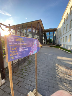 Sumedate Suveõhtute filmifestival Rakvere Linnavalitsuse hoovis