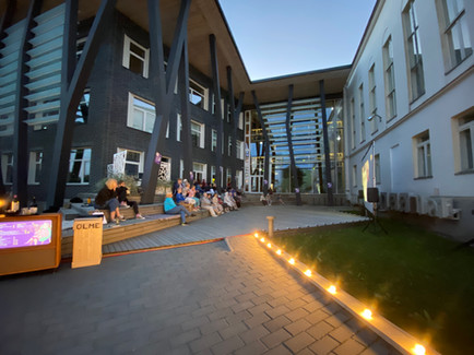 Sumedate Suveõhtute filmifestival Rakvere Linnavalitsuse hoovis