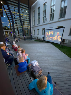 Sumedate Suveõhtute filmifestival Rakvere Linnavalitsuse hoovis