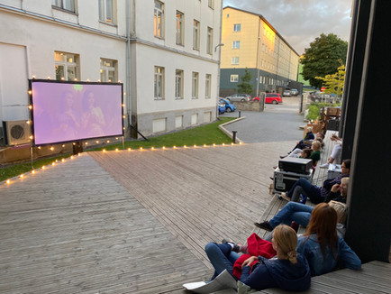 Sumedate Suveõhtute filmifestival Rakvere Linnavalitsuse hoovis