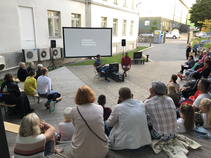 Sumedate Suveõhtute filmifestival Rakvere Linnavalitsuse hoovis