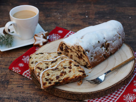 Frisch gebackener Christstollen mit Puderzucker aus der Hofbäckerei Künne in Hannover, klassisch und mit Rosinen
