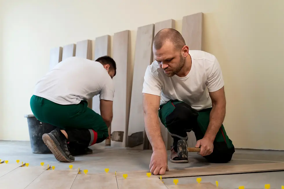 trabalhadores-de-tiro-completo-ladrilhando-o-piso-dentro-de-casa.webp
